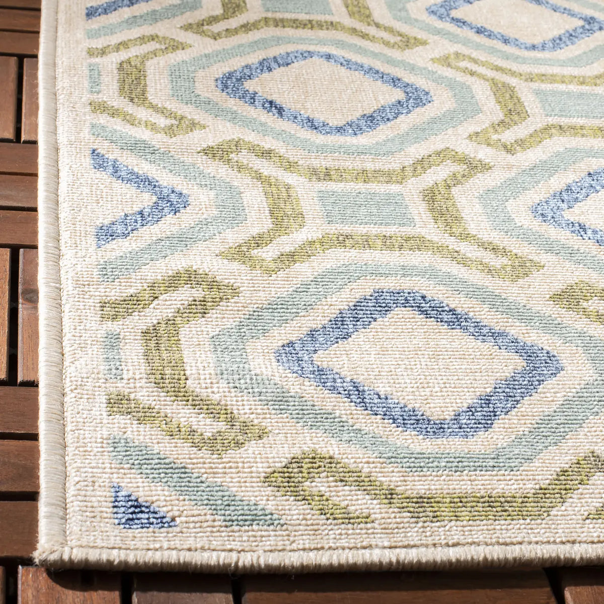 Safavieh Veranda 4'-0" x 5'-7" Rug in Cream / Green