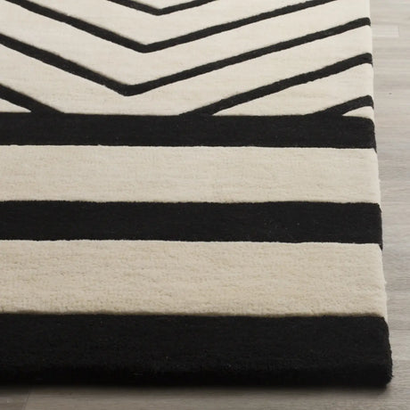 Safavieh Fifth Avenue 5'-0" x 8'-0" Rug in Ivory / Black