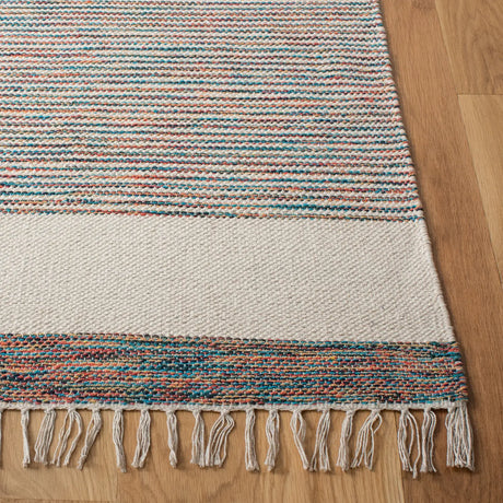 Safavieh Montauk 4'-0" x 6'-0" Rug in Beige / Blue