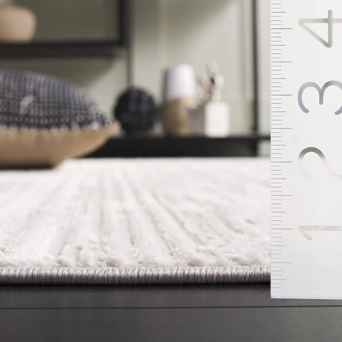 Safavieh Mila 4'-0" x 6'-0" Rug in Ivory / Light Grey
