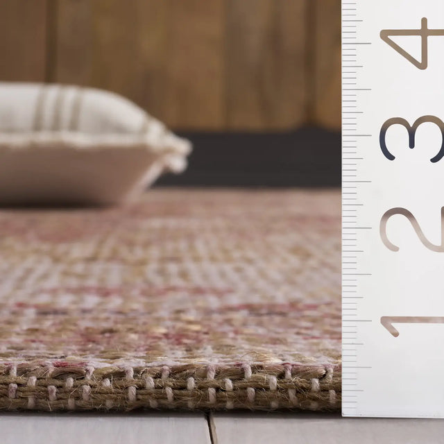 Safavieh Saffron 4'-0" x 6'-0" Rug in Ivory / Pink