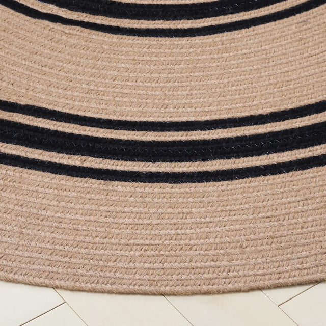 Safavieh Braided 800 5'-0" x 5'-0" Rug in Natural / Black