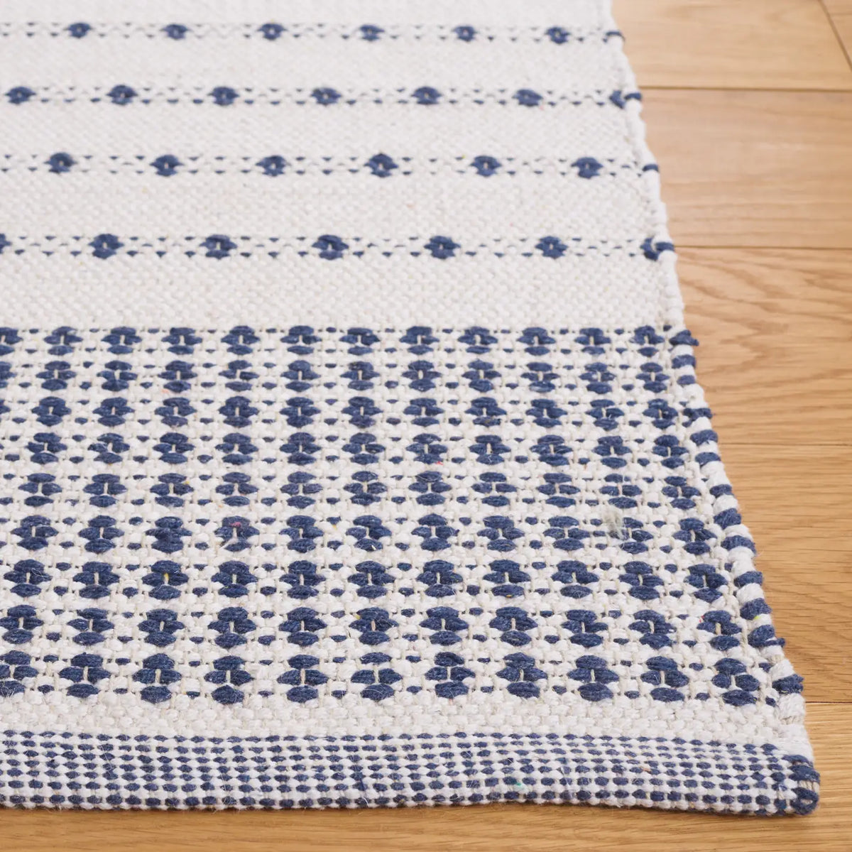 Safavieh Montauk 4'-0" x 6'-0" Rug in Navy / Ivory