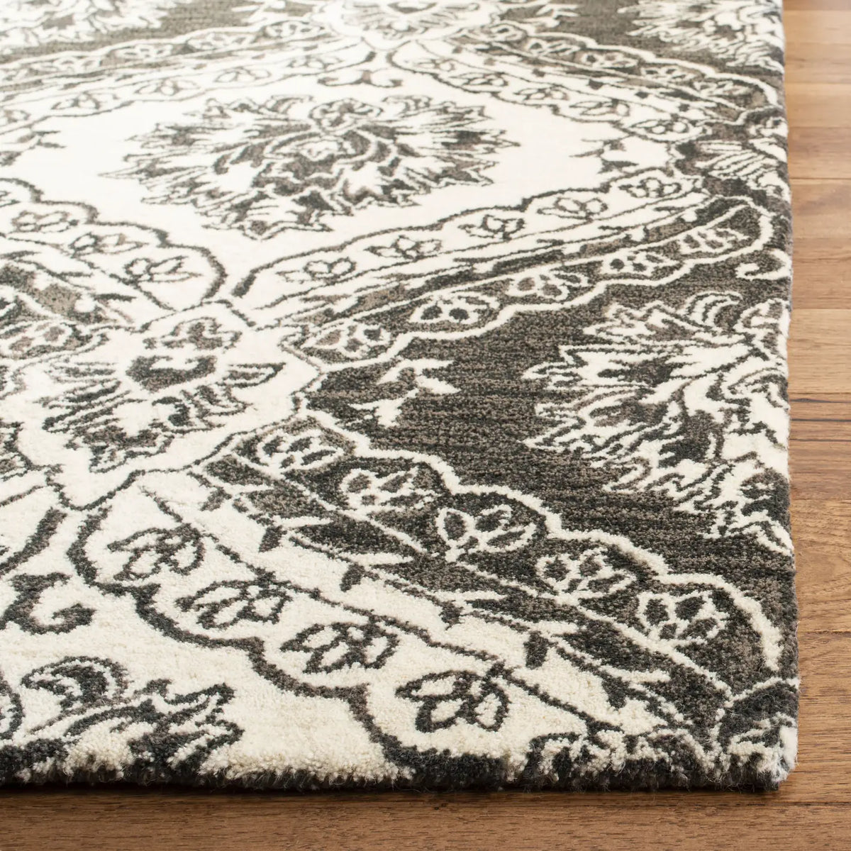 Safavieh Blossom 5'-0" x 8'-0" Rug in Charcoal / Ivory