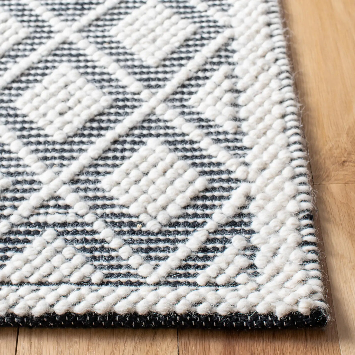 Safavieh Natura 4'-0" x 6'-0" Rug in Ivory / Black