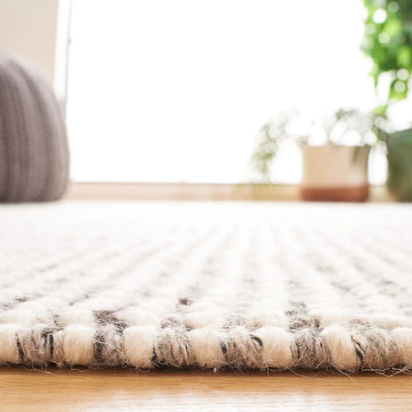 Safavieh Natura 4'-0" x 6'-0" Rug in Grey / Black