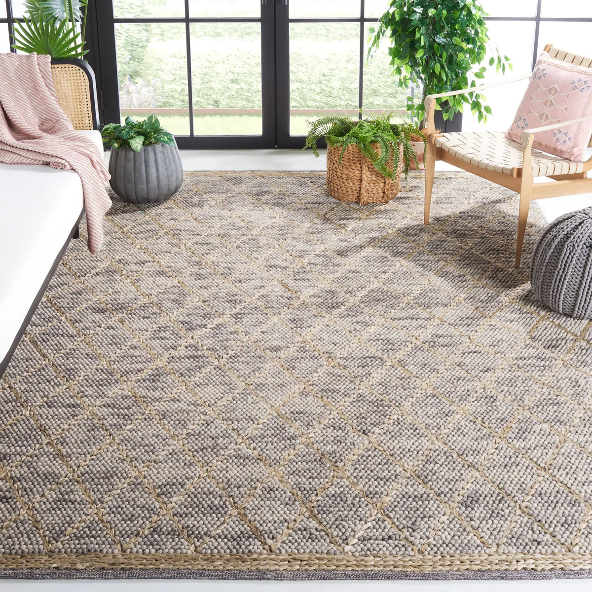 Safavieh Natura 10'-0" x 14'-0" Rug in Light Grey / Natural