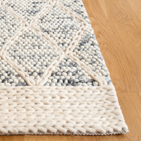 Safavieh Natura 4'-0" x 6'-0" Rug in Grey / Ivory
