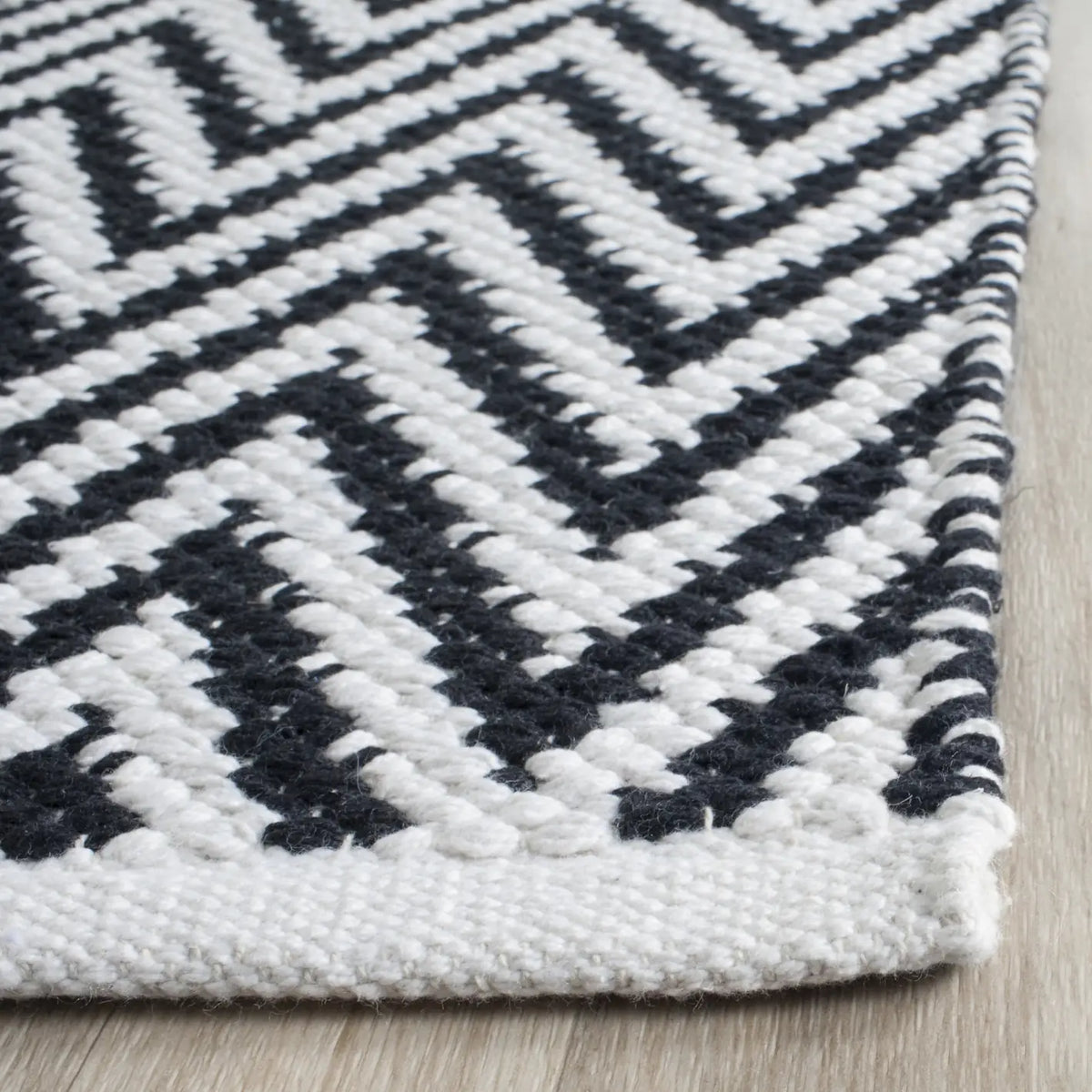 Safavieh Montauk 2'-3" x 7'-0" Rug in Black / Ivory