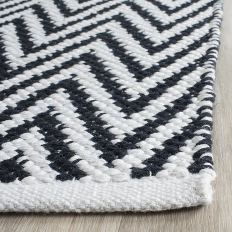 Safavieh Montauk 2'-3" x 7'-0" Rug in Black / Ivory