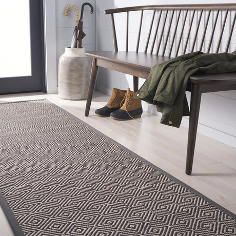 Safavieh Martha Stewart 2'-6" x 8'-0" Rug in Natural / Dark Grey