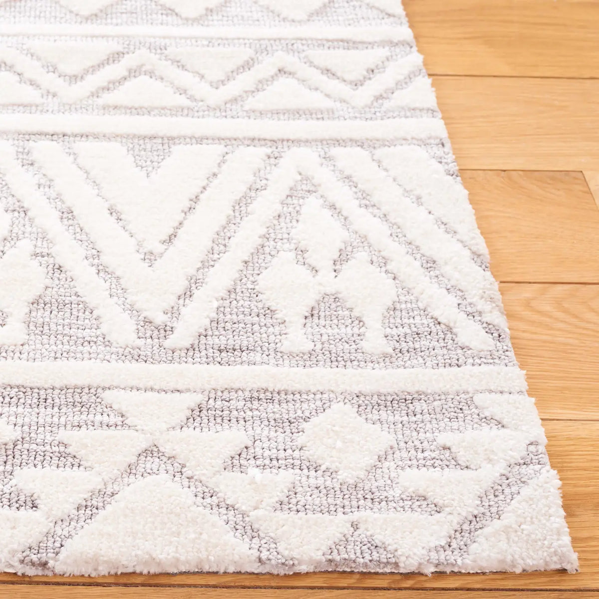 Safavieh Audrey 4'-0" x 6'-0" Rug in Grey / Ivory