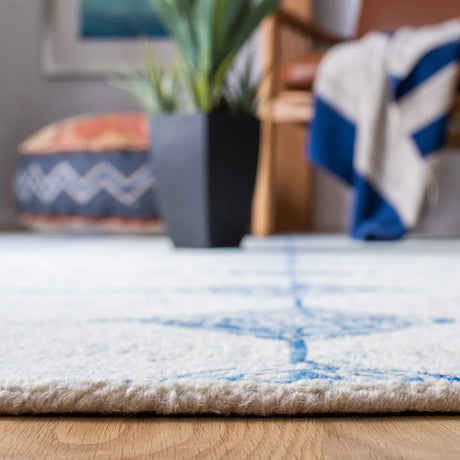 Safavieh Abstract 4'-0" x 6'-0" Rug in Ivory / Blue
