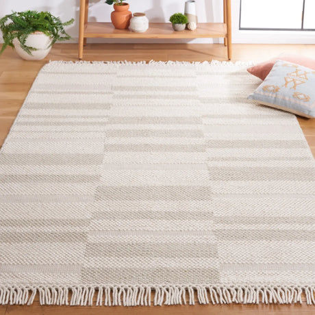 Safavieh Natura 4'-0" x 6'-0" Rug in Ivory / Silver