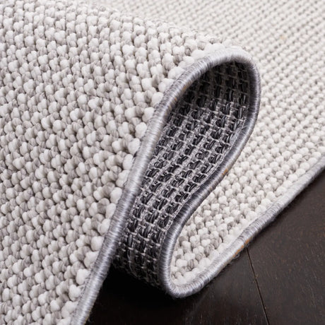 Safavieh Lotus 4'-0" x 6'-0" Rug in White