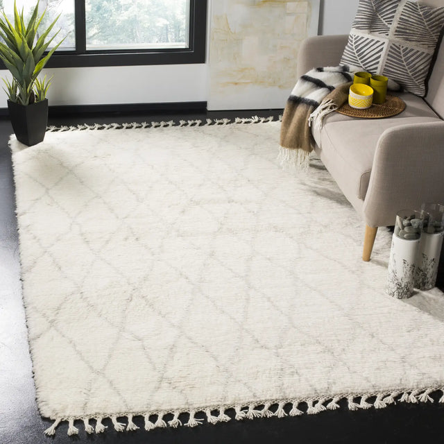 Safavieh Casablanca 5'-0" x 8'-0" Rug in Ivory / Grey
