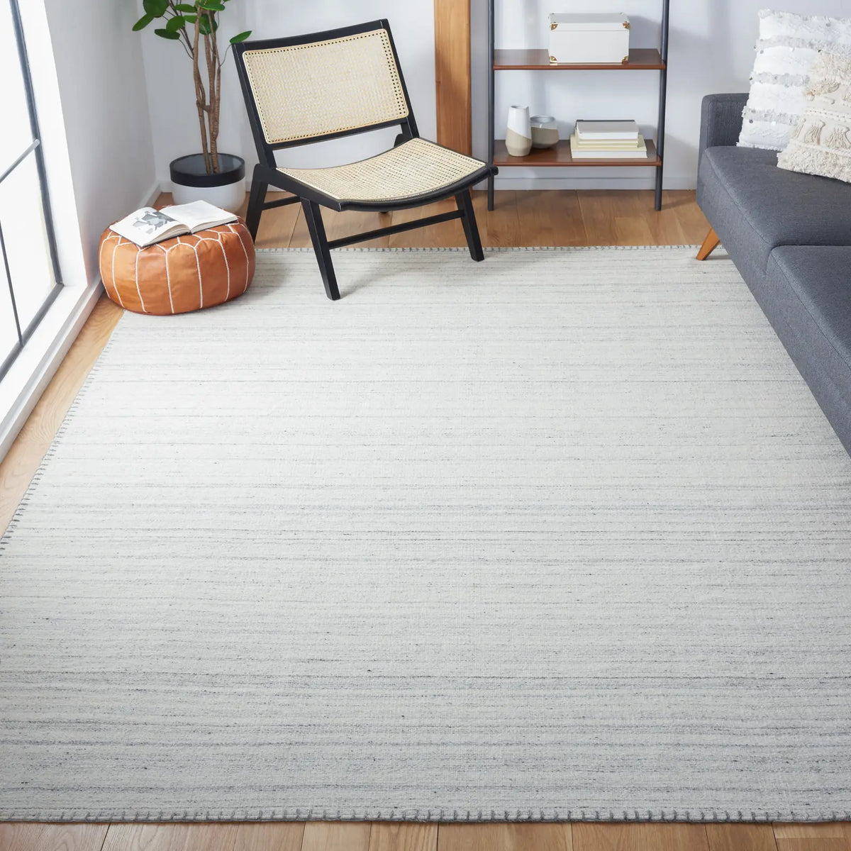Safavieh Kilim 6'-0" x 9'-0" Rug in Beige / Light Grey