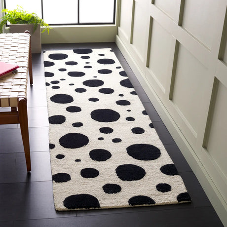 Safavieh Cambridge 2'-3" x 8'-0" Rug in Ivory / Black