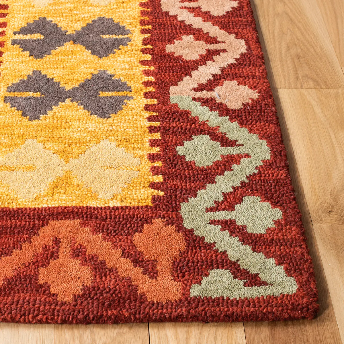 Safavieh Aspen 4'-0" x 6'-0" Rug in Red / Gold