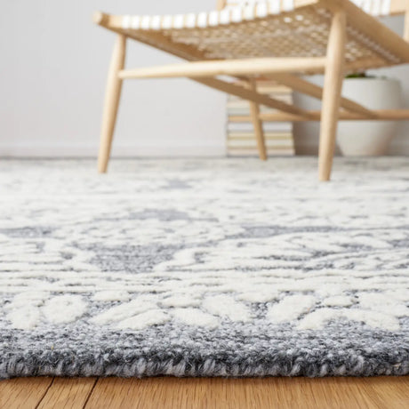 Safavieh Metro 4'-0" x 6'-0" Rug in Grey / Ivory