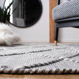 Safavieh Casablanca 4'-0" x 6'-0" Rug in Grey / Ivory