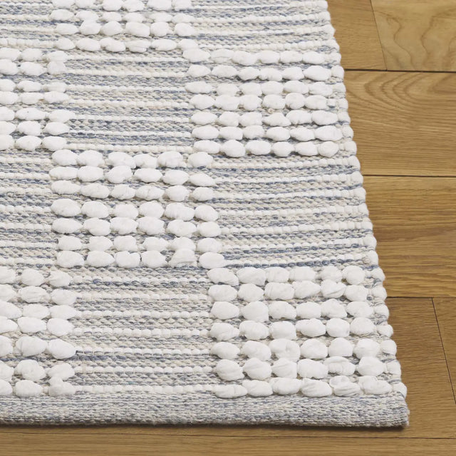 Safavieh Montauk 4'-0" x 6'-0" Rug in Silver / Ivory