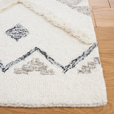 Safavieh Casablanca 4'-0" x 6'-0" Rug in Ivory / Black