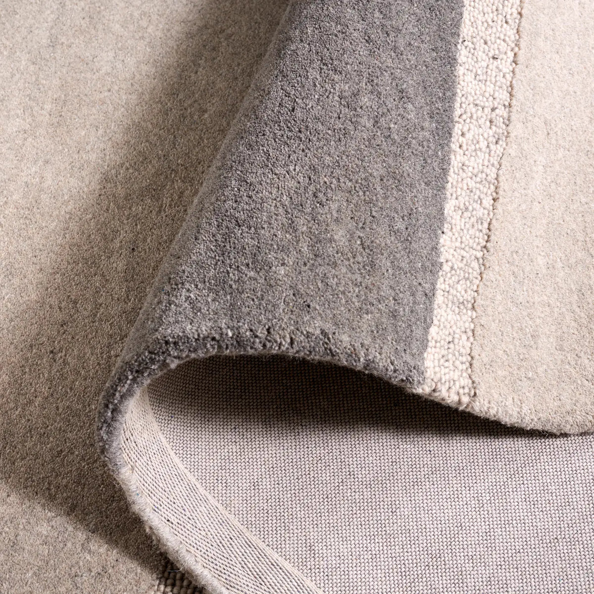 Safavieh Fifth Avenue 4'-0" x 6'-0" Rug in Grey / Charcoal
