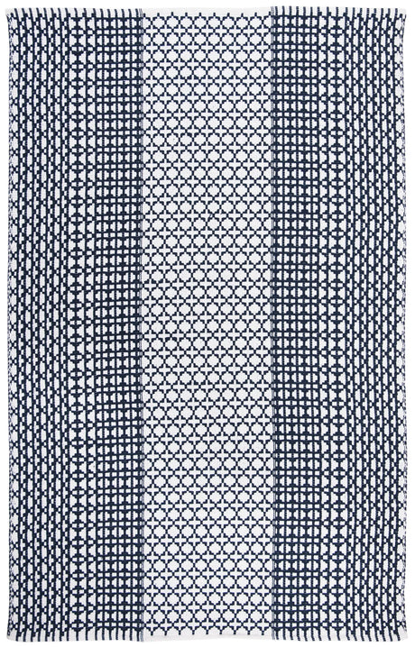 Safavieh Montauk 5'-0" x 8'-0" Rug in Navy / Ivory