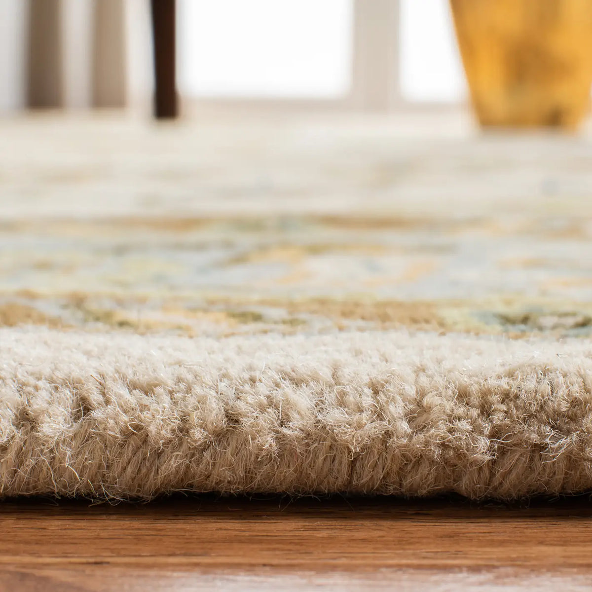 Safavieh Classic 4'-0" x 6'-0" Rug in Ivory / Light Blue