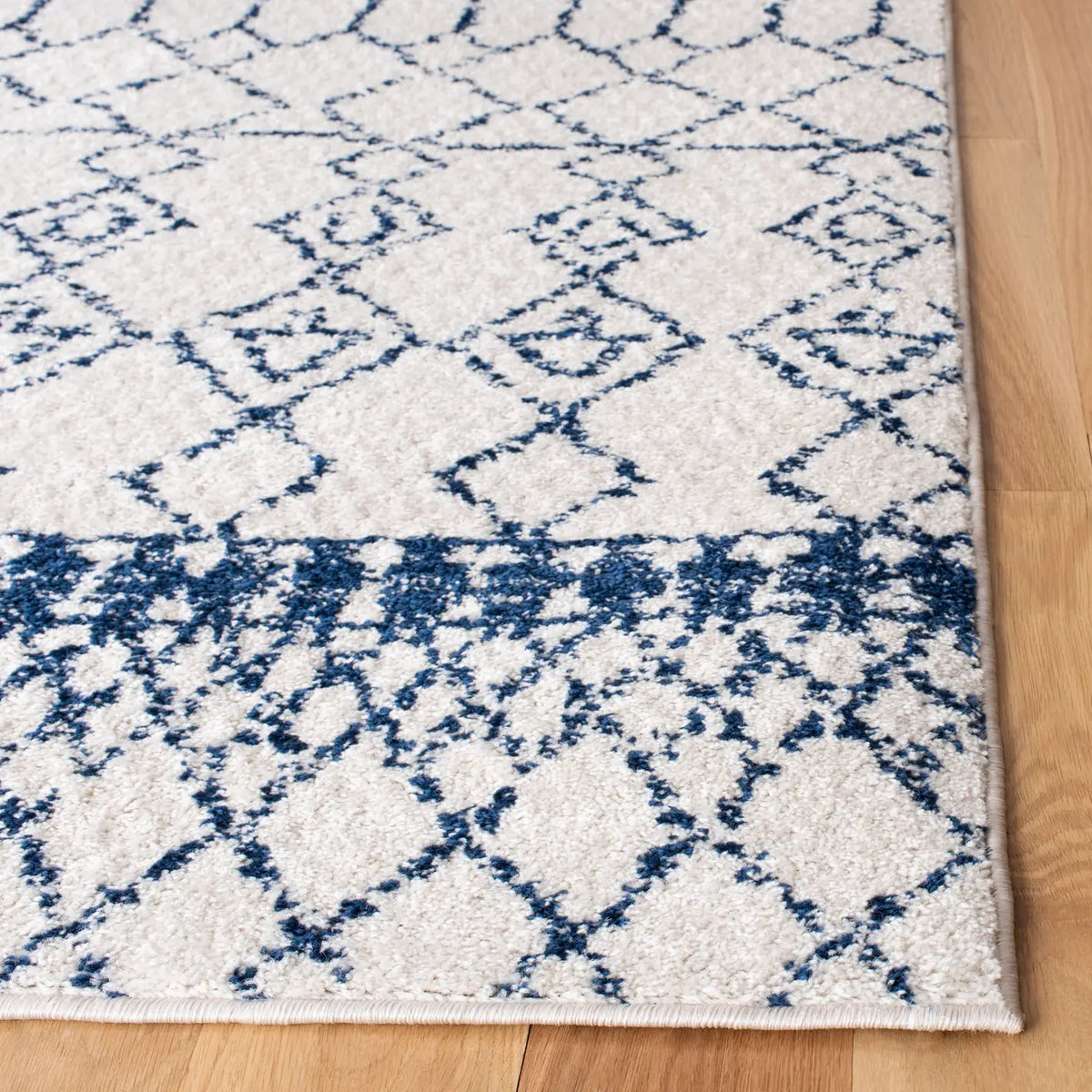 Safavieh Tulum 4'-0" x 6'-0" Rug in Ivory / Navy