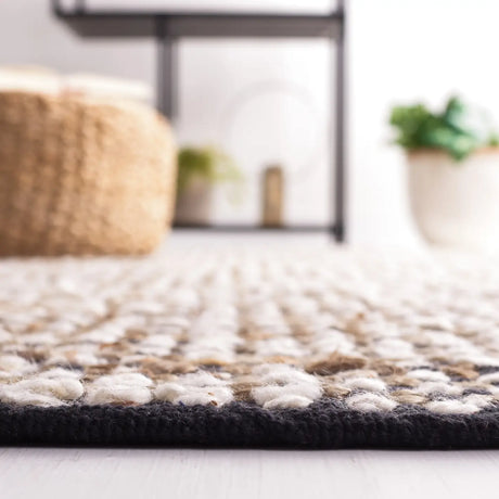 Safavieh Natura 4'-0" x 6'-0" Rug in Black / Ivory