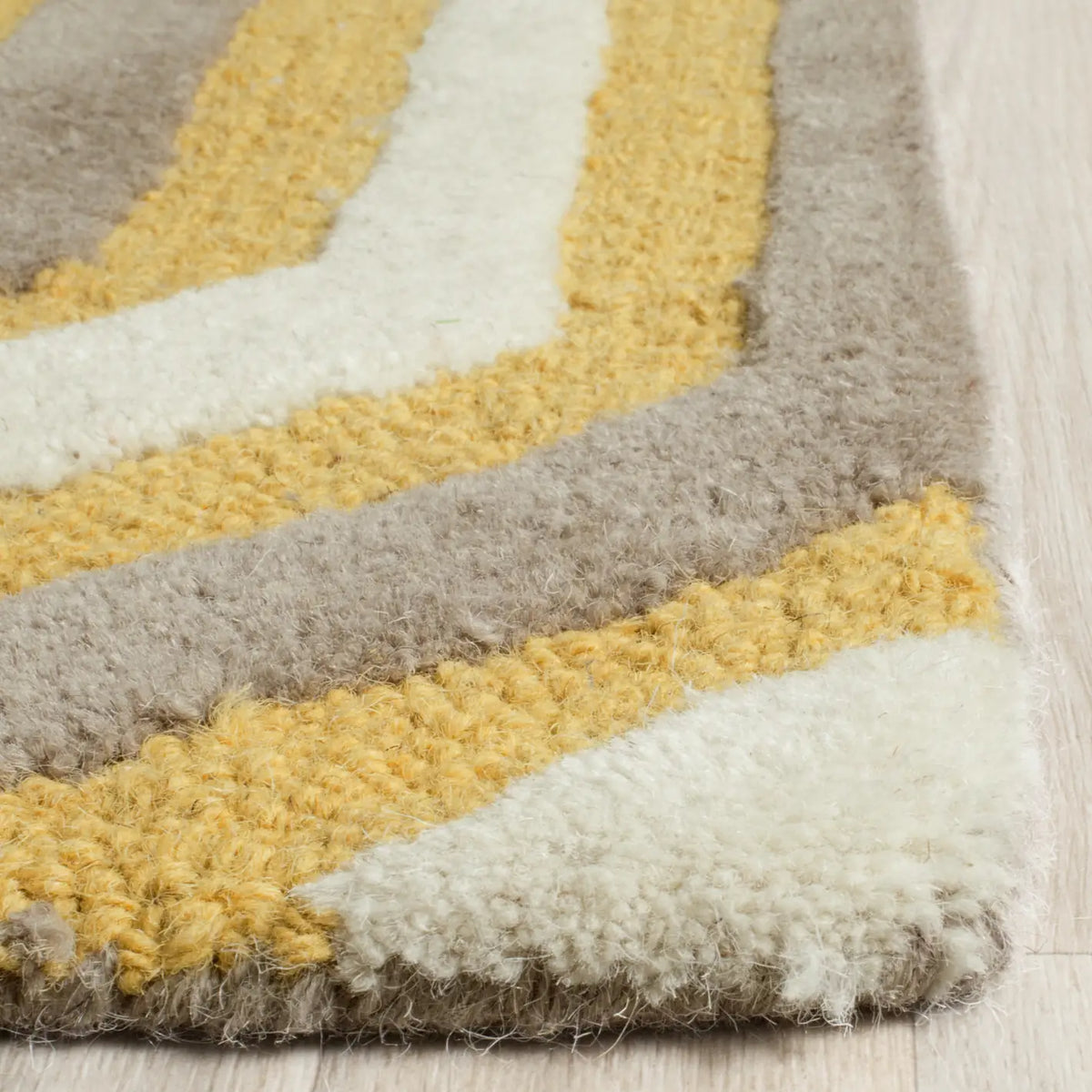 Safavieh Cambridge 4'-0" x 6'-0" Rug in Gold / Grey