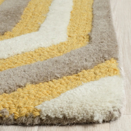 Safavieh Cambridge 4'-0" x 6'-0" Rug in Gold / Grey