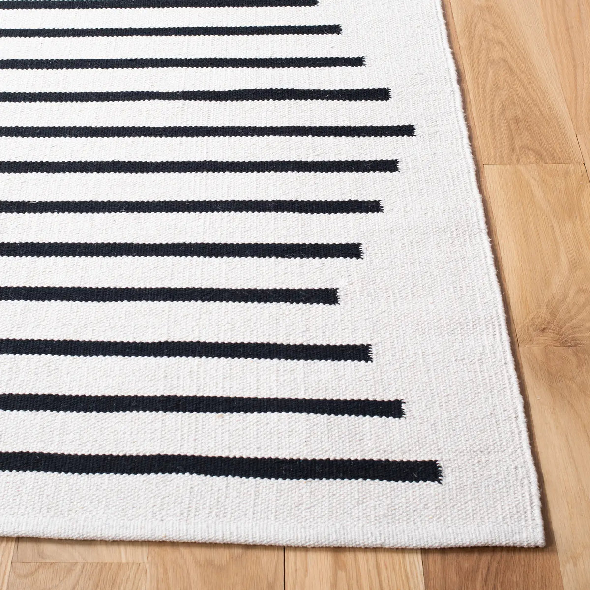 Safavieh Montauk 4'-0" x 6'-0" Rug in Ivory / Black