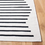 Safavieh Montauk 4'-0" x 6'-0" Rug in Ivory / Black