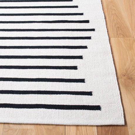 Safavieh Montauk 4'-0" x 6'-0" Rug in Ivory / Black