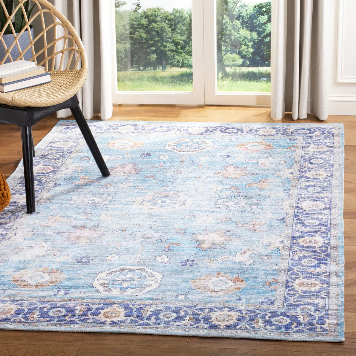 Safavieh Saffron 4'-0" x 6'-0" Rug in Aqua / Navy