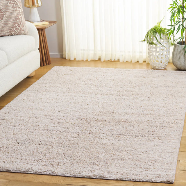 Safavieh Casablanca 4'-0" x 6'-0" Rug in Beige / Ivory