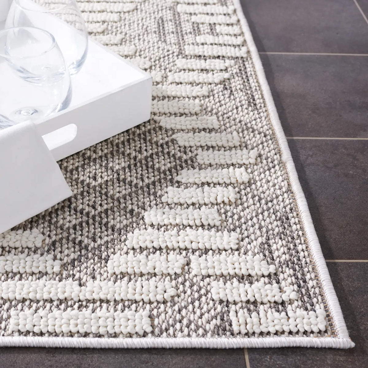 Safavieh Global 4'-0" x 6'-0" Rug in Grey / Ivory