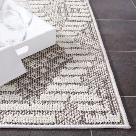 Safavieh Global 4'-0" x 6'-0" Rug in Grey / Ivory