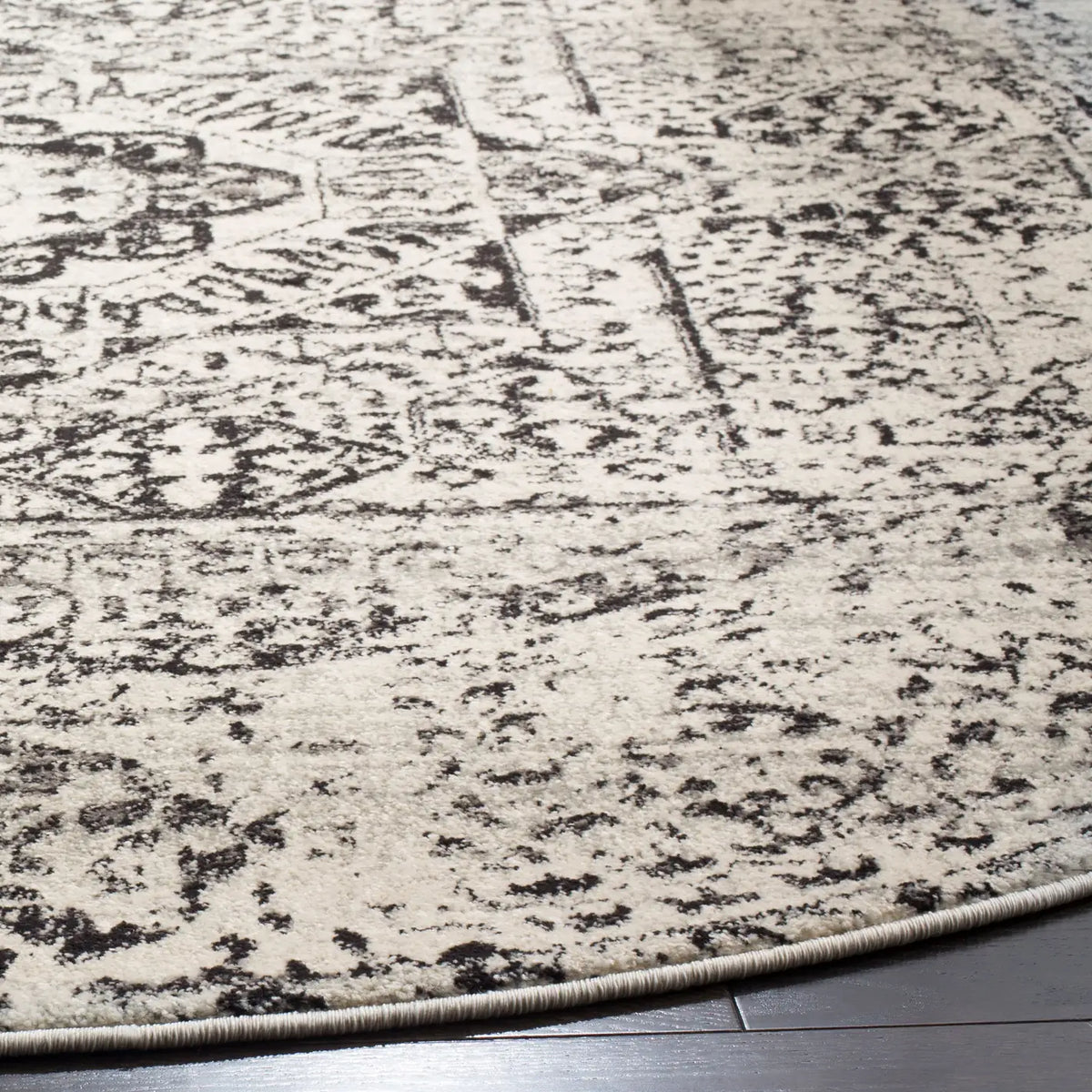 Safavieh Evoke 5'-3" x 5'-3" Rug in Ivory / Black