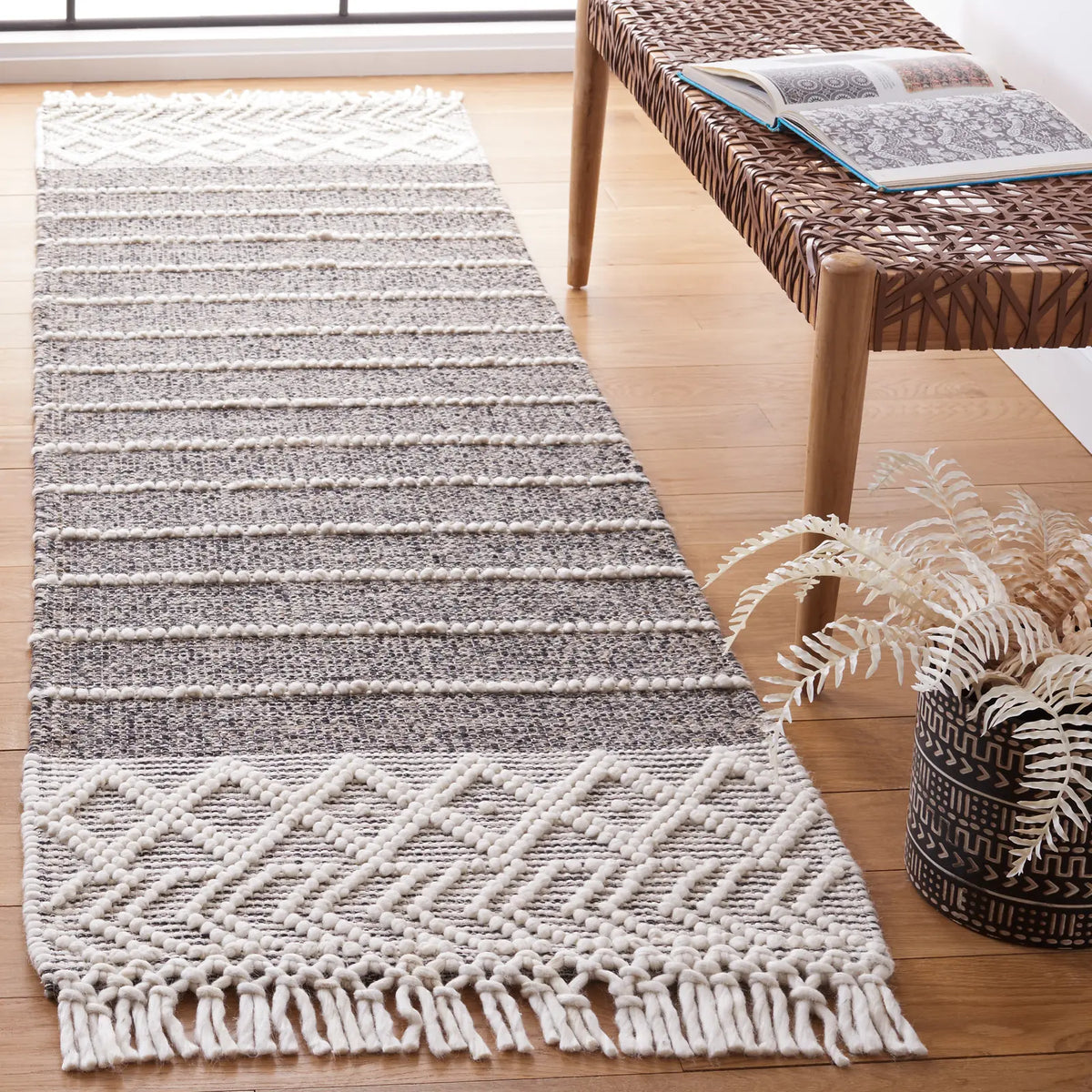 Safavieh Vermont 2'-3" x 8'-0" Rug in Black / Ivory