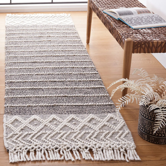 Safavieh Vermont 2'-3" x 8'-0" Rug in Black / Ivory