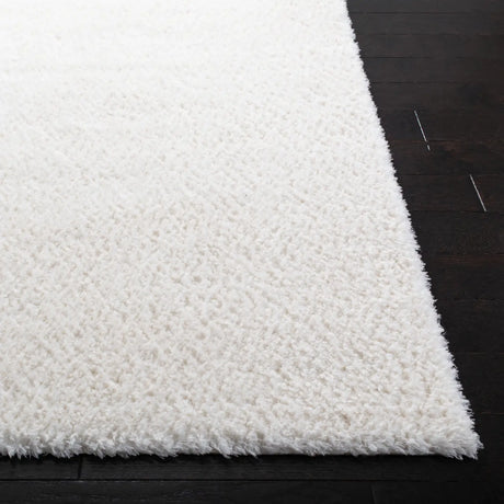 Safavieh Decora Shaggy 4'-0" x 6'-0" Rug in Ivory