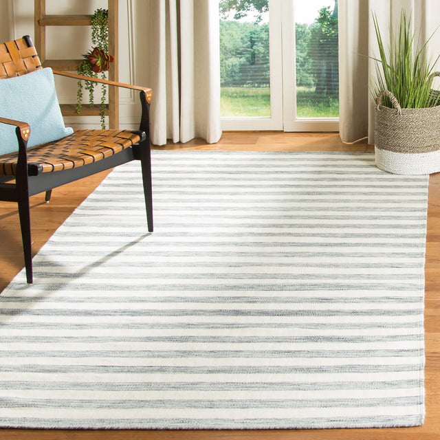 Safavieh Dhurries 4'-0" x 6'-0" Rug in Grey / Ivory