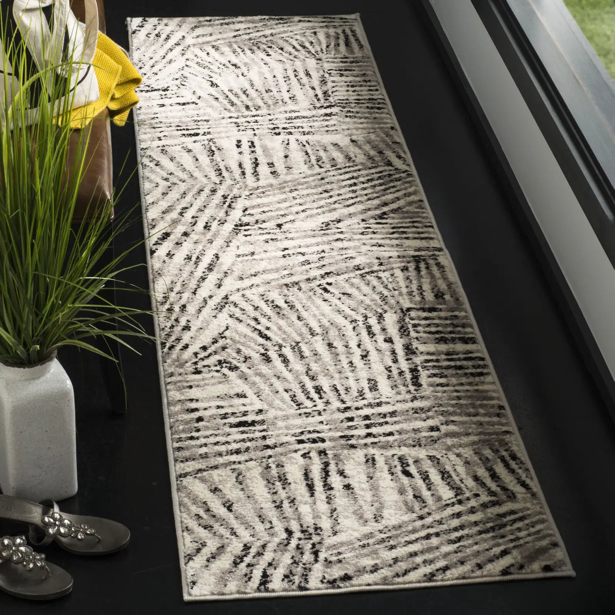 Safavieh Skyler 2'-0" x 8'-0" Rug in Grey / Ivory