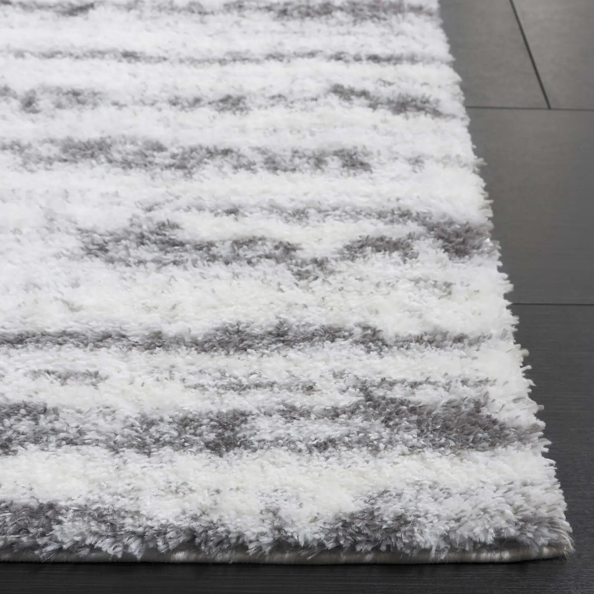 Safavieh Tahoe Shag 4'-0" x 6'-0" Rug in Ivory / Dark Grey