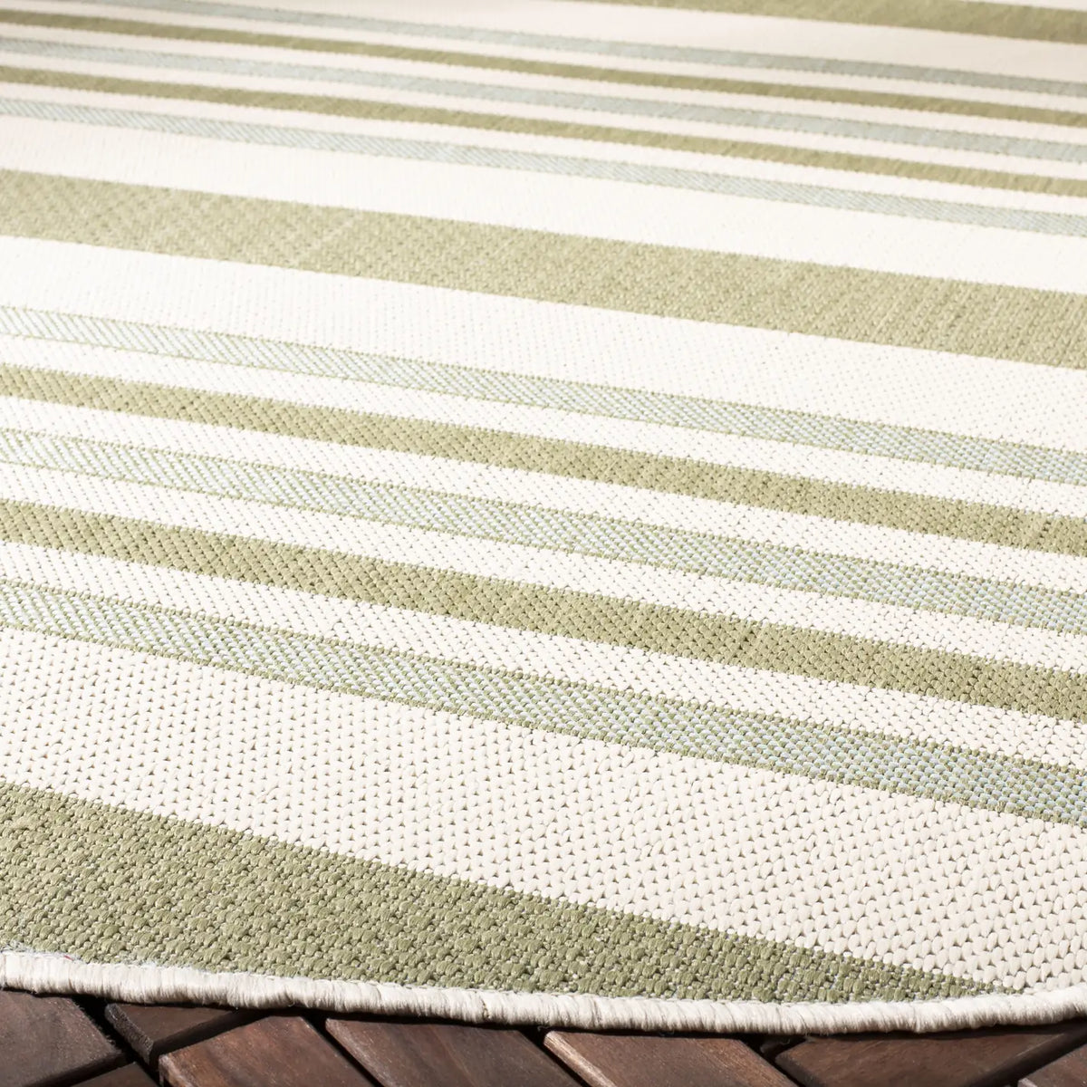 Safavieh Courtyard 6'-7" x 6'-7" Rug in Beige / Green