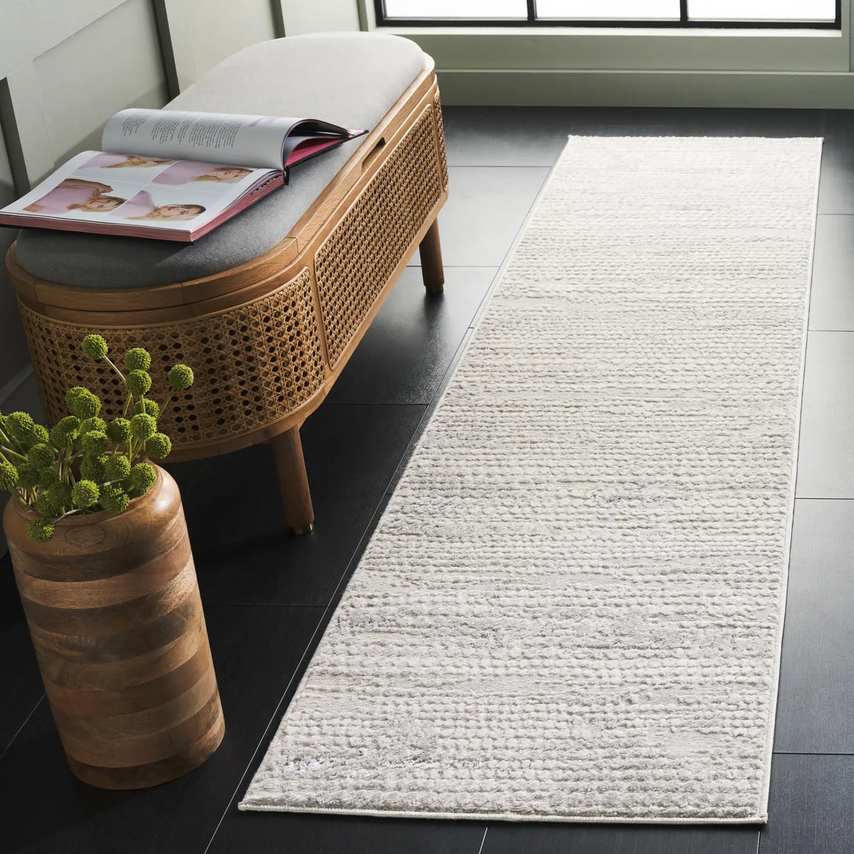 Safavieh Hanna 2'-0" x 8'-0" Rug in Grey Ivory / Dark Grey